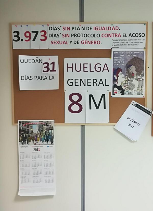 Foto de plafón de corcho con cartel de 3973 días sin plan de igualdad.